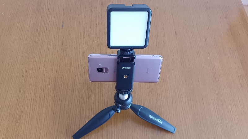 VIJIMライトとUlanziスマホホルダーを三脚に付けた