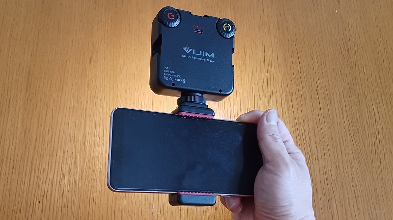 VIJIMライトとUlanziスマホホルダー裏面