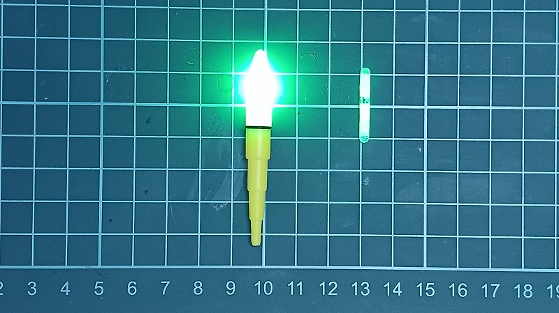 電気ウキトップとケミカルライトの比較