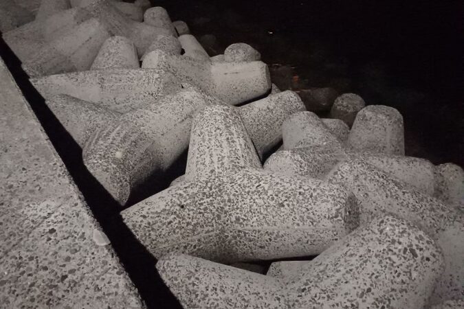 夜のテトラポッド