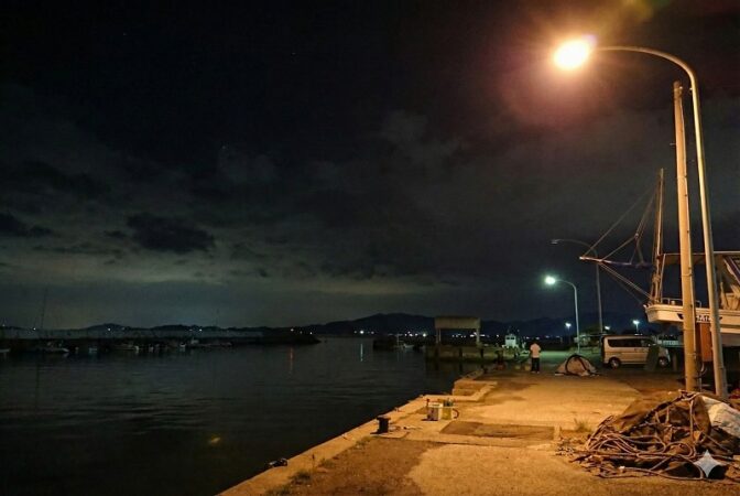 夜の漁港