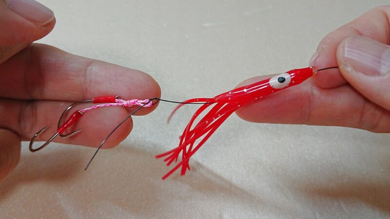 タコベイトの頭に糸を通す