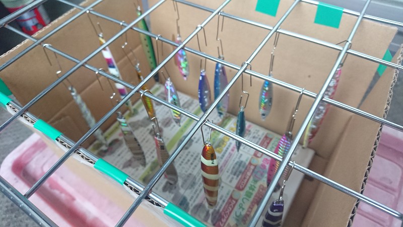 ウレタンコーティング後のメタルジグを吊るして乾燥