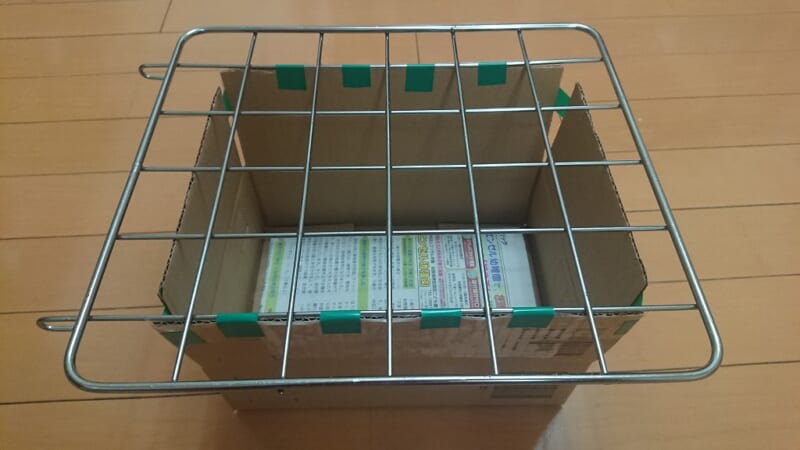 段ボール箱に設置したメタルジグ乾燥用スチールネット